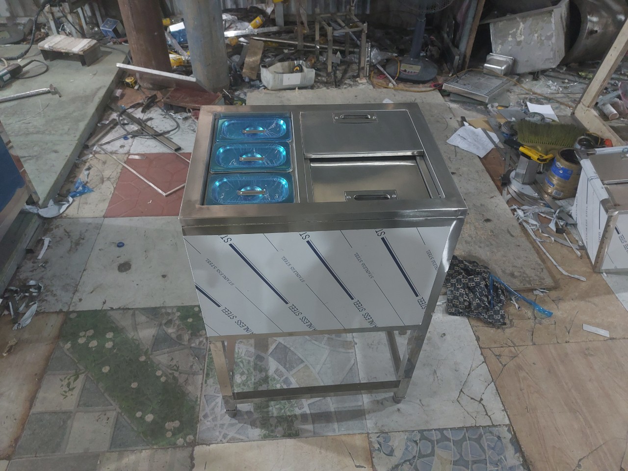 Thùng đá có chân có khay